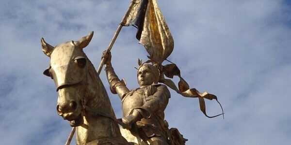 jeanne d'arc statue dorée